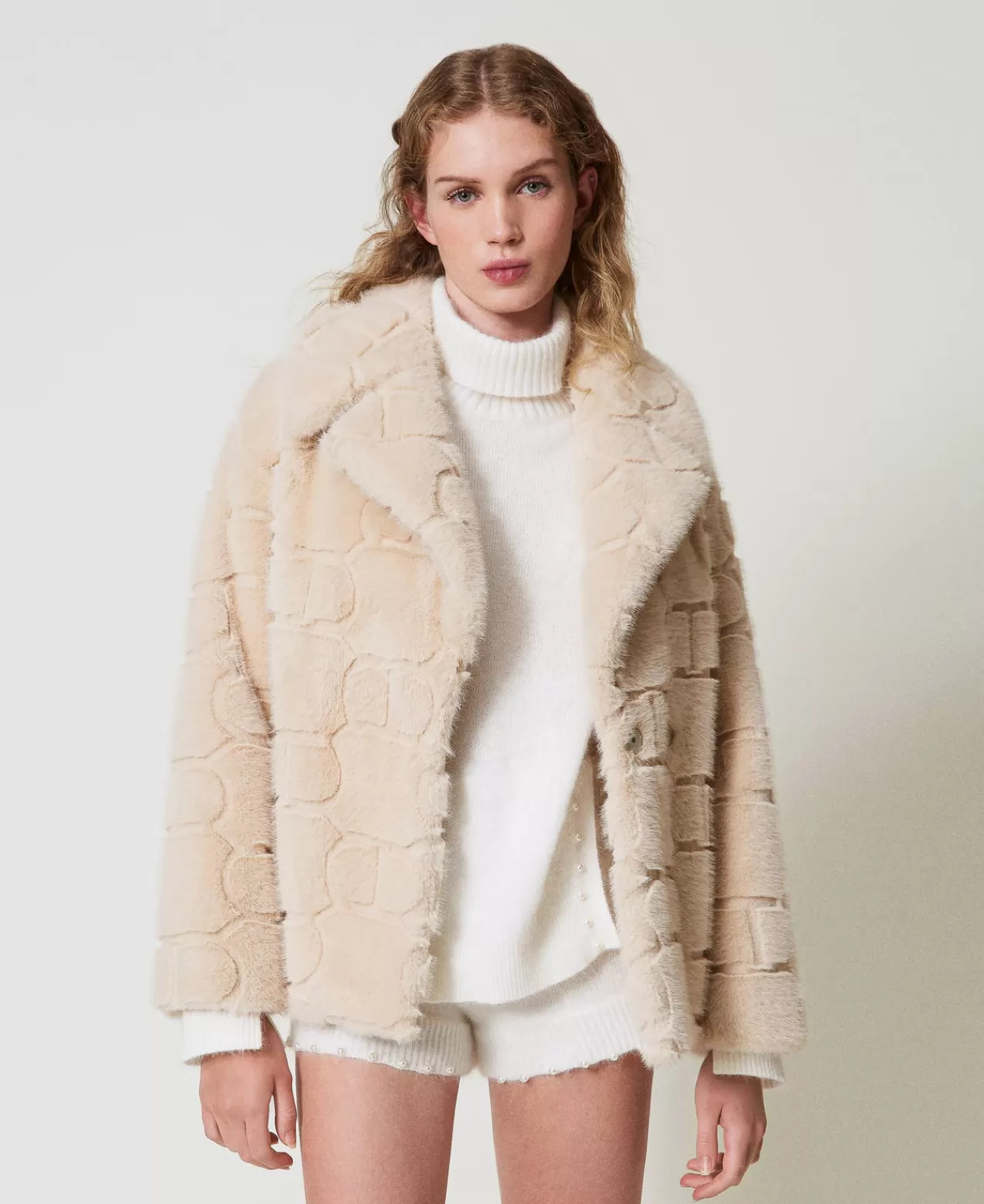 TWINSET Milano Kurzmantel Aus Pelzimitat Mit Oval Ts