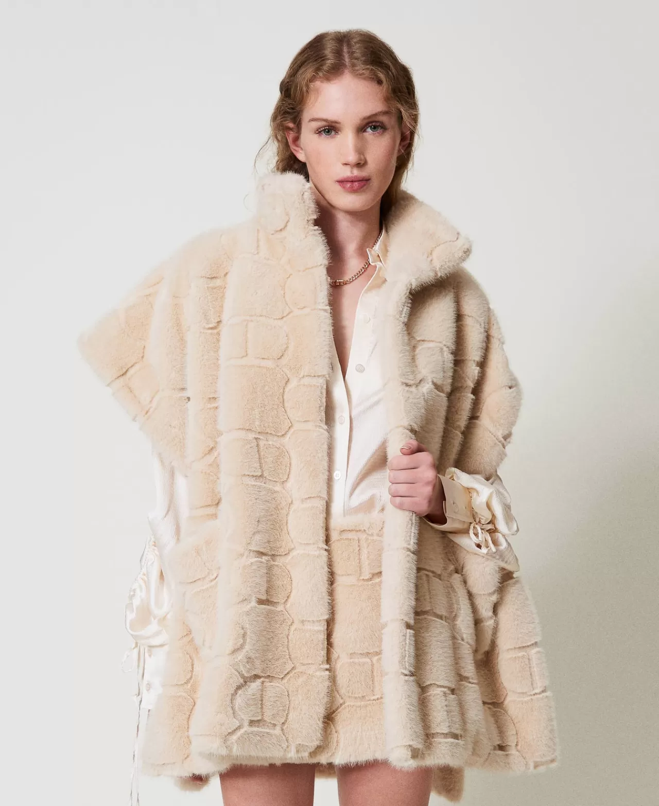 TWINSET Milano Poncho Aus Pelzimitat Mit Logos