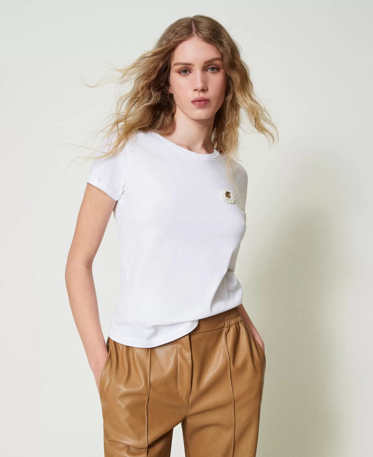 TWINSET Milano Tailliertes T-Shirt Mit Häkelbrosche